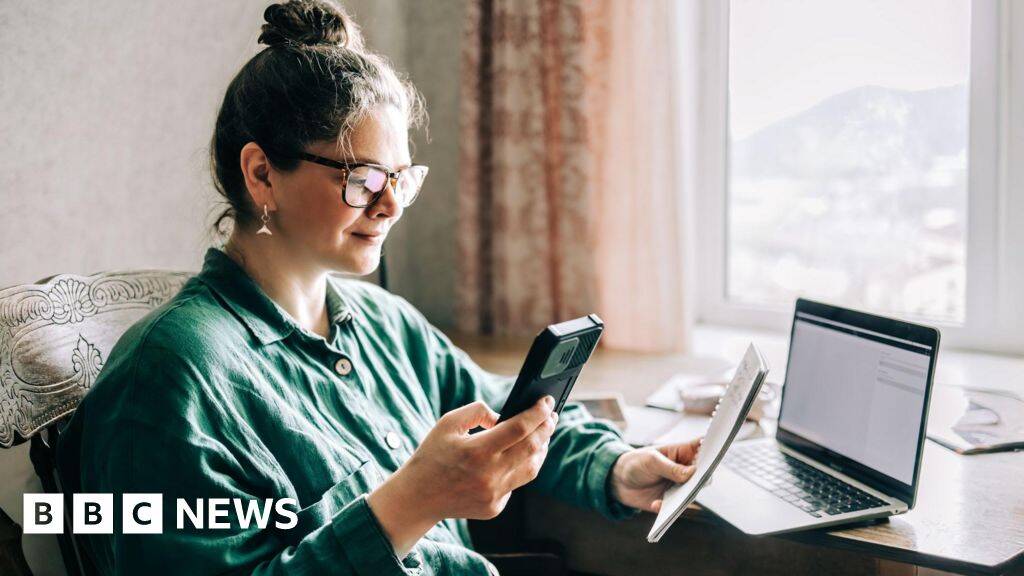 Three quarters of workers not on track for 'moderate' pension income, report suggests