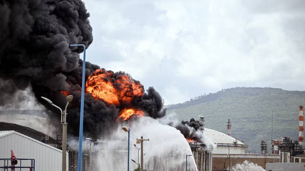 Oil tanker off Dubai hit by Iranian strike after Trump&rsquo;s threats