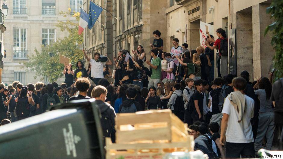 France&rsquo;s conundrum: How to cut spending amid protests