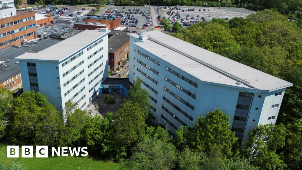 Where is Arrowe Park Hospital?