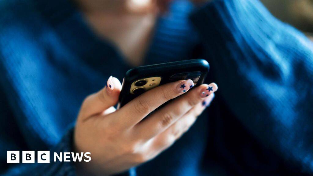 Midnight social media curfew proposed for older UK teens