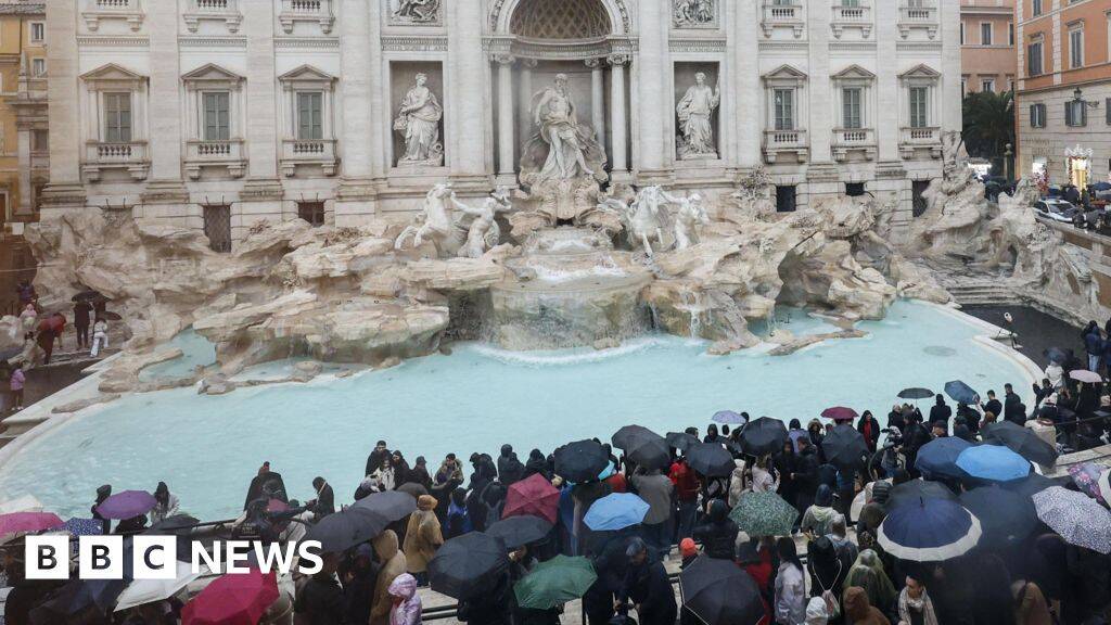 Tourists to face &euro;2 fee to get near Rome's Trevi Fountain