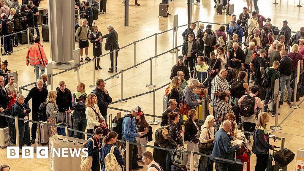 Airport queue warning under new border control system