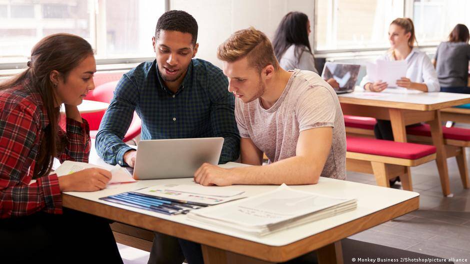 Germany news: Siemens warns on AI eliminating entry-level jobs