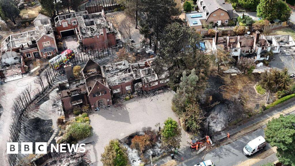 Fires prompt national alert as 19 homes destroyed