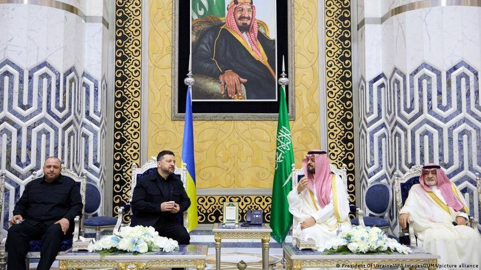 Zelenskyy visits Saudi Arabia, Putin weighs G20 attendance