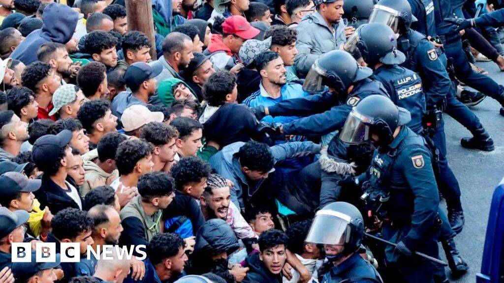 Police begin operation to move migrants from Ceuta beaches
