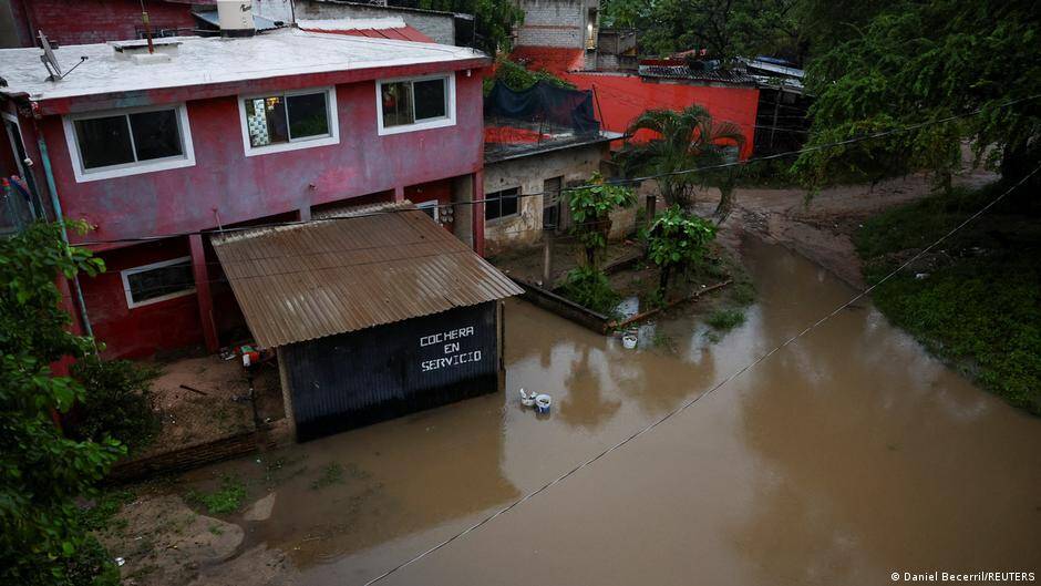 Hurricane Simon batters Mexico's Pacific Coast