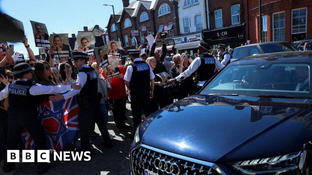 Protesters jeer as Starmer arrives in Golders Green