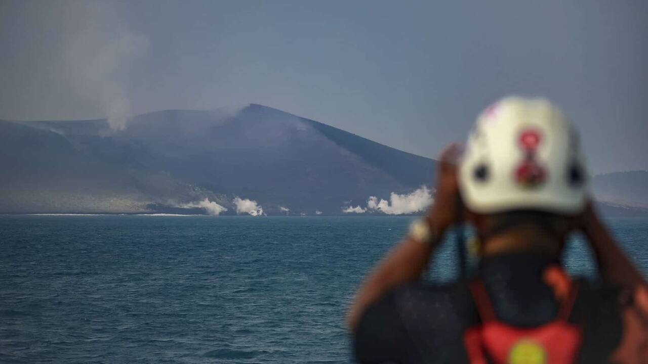 Indonesia extends search for missing journalists on volcano mission