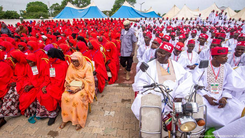Nigeria marries 1,500 couples in mass wedding
