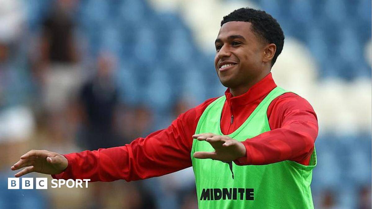 Fulham agree &pound;30m fee for Southampton's Charles
