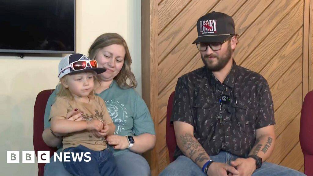 Nebraksa police shoot knife-wielding woman who abducted child from Walmart