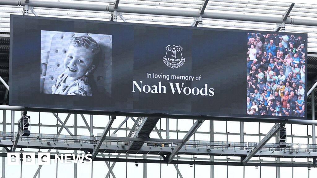 Premier League fans and players honour Noah Woods