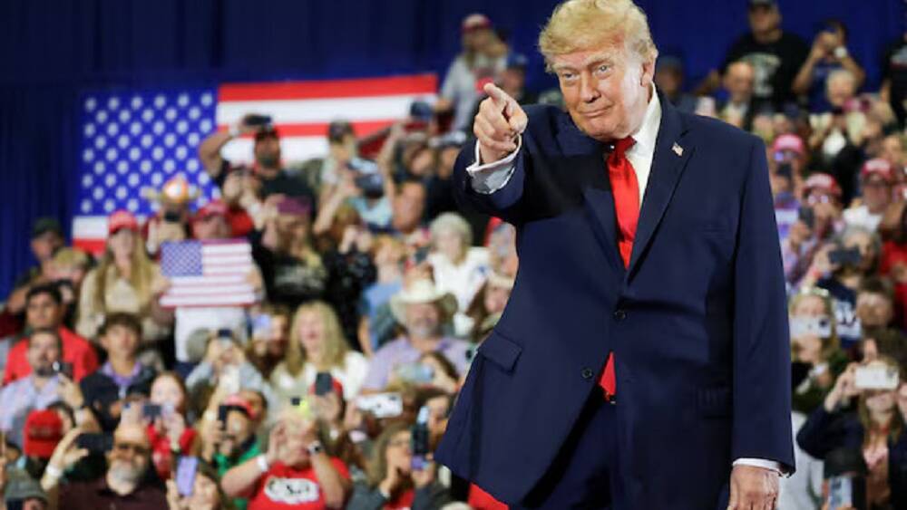 Trump pledges dividend if Republicans retain control of Congress