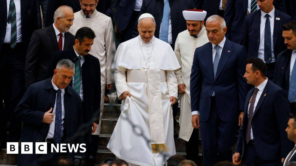Pope Leo visits Istanbul's Blue Mosque