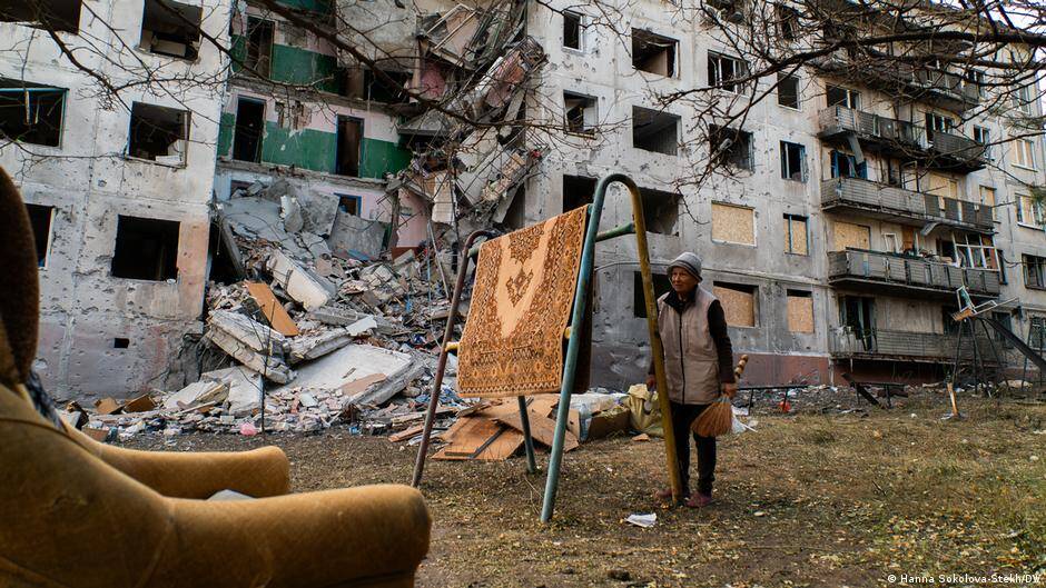 Russia's war in Ukraine: Life near the front line in Sloviansk
