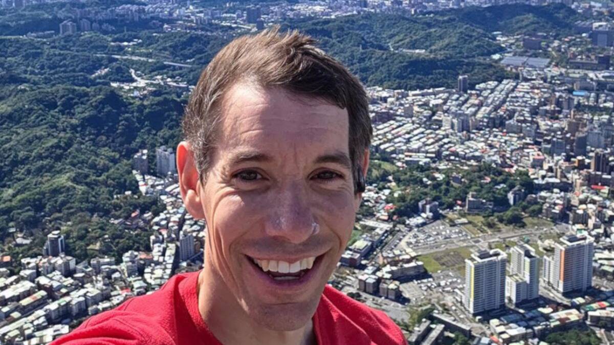 Alex Honnold going NO HANDS at the top of Taipei 101 is crazy - WATCH