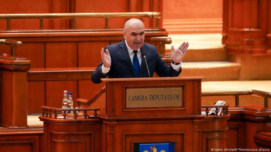 Government toppled, firewall against far right crumbles