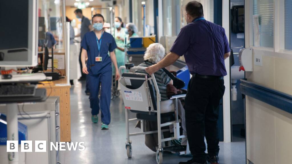 Nearly 3,000 patients a day face corridor care in NHS