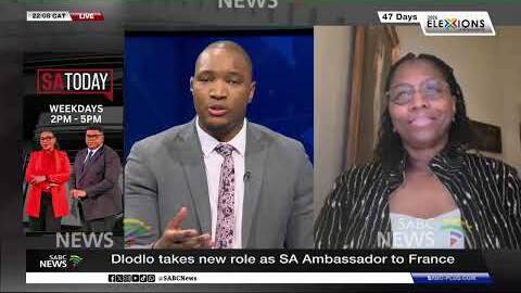 Ayanda Dlodlo presents letter of credence to France