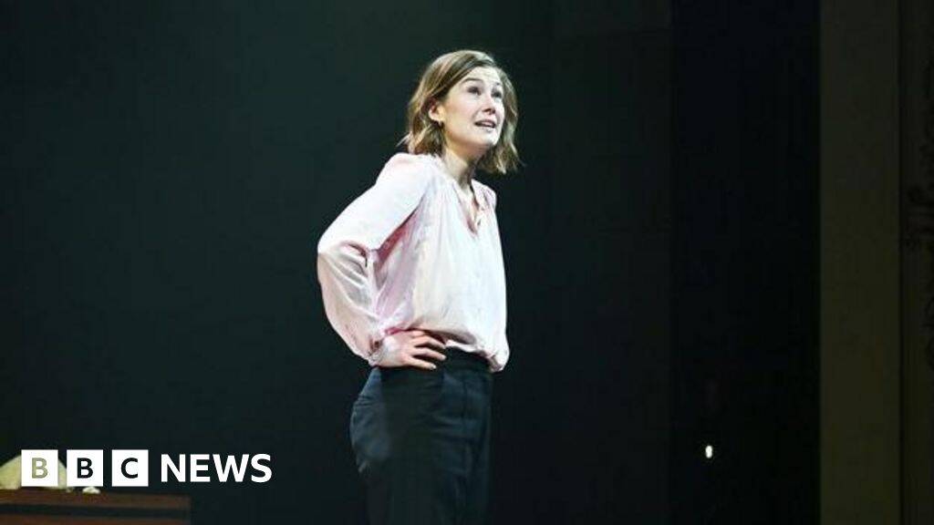 Rosamund Pike calls out audience member for texting during show