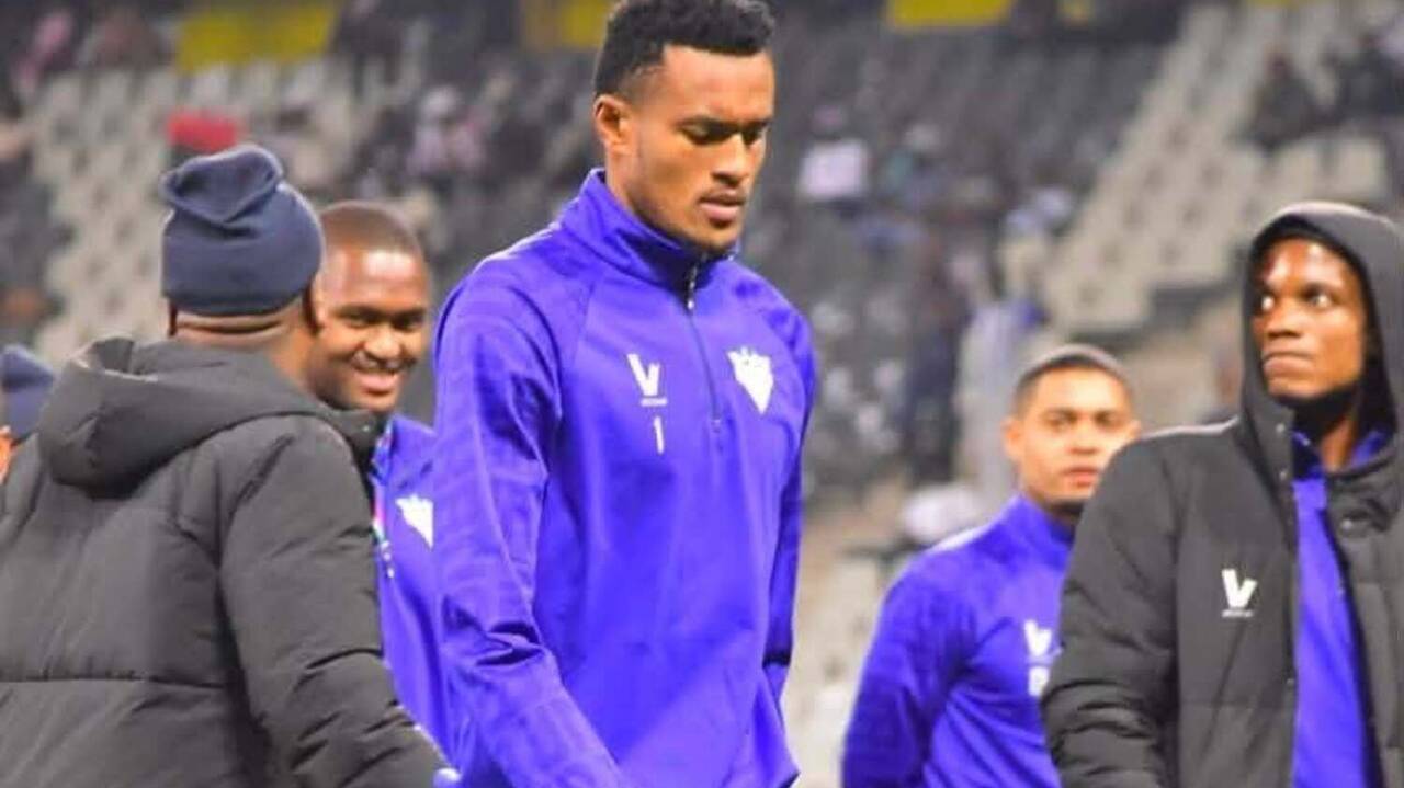 Kaizer Chiefs&rsquo; decision to loan out Ntwari slammed as Petersen struggles