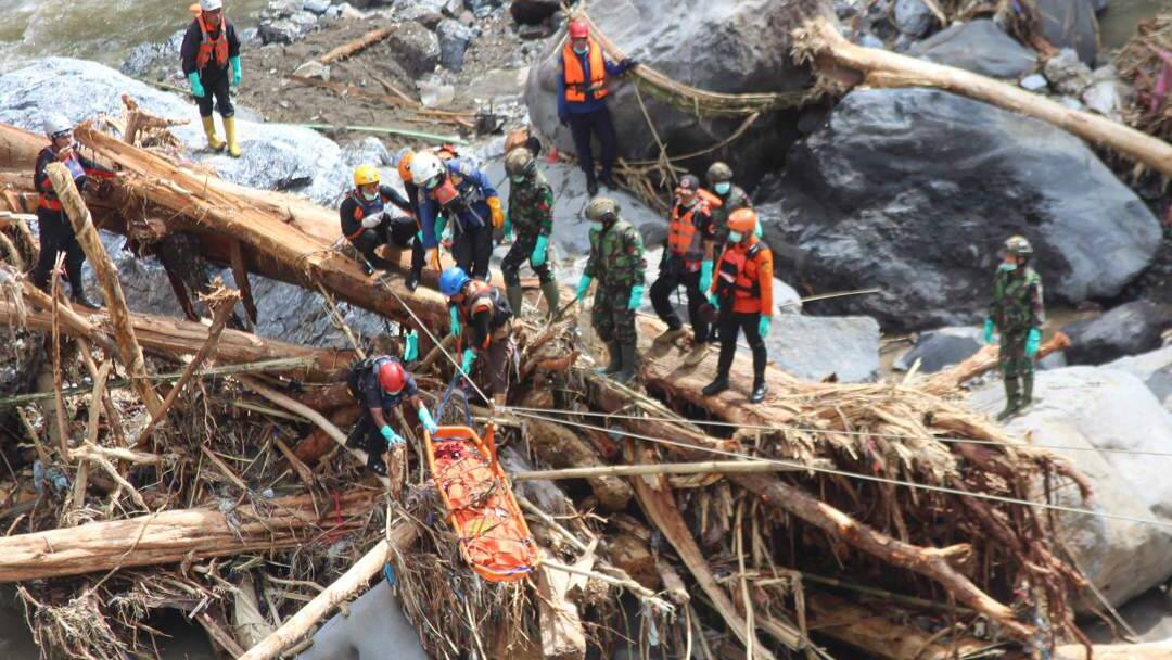 Indonesia and Sri Lanka flood survivors frustrated by slow aid response - toll tops 1 300