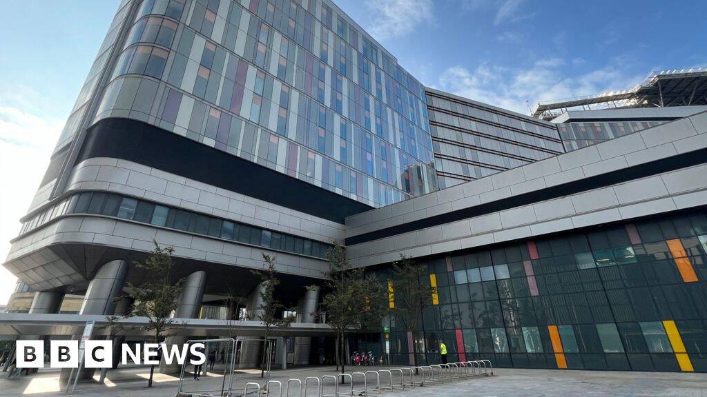 Patient tests negative after Ebola alert at Glasgow hospital