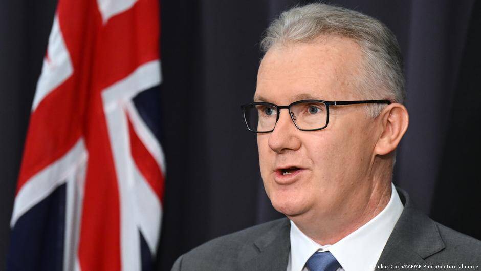 Australia bans visitors from Iran for 6 months amid war