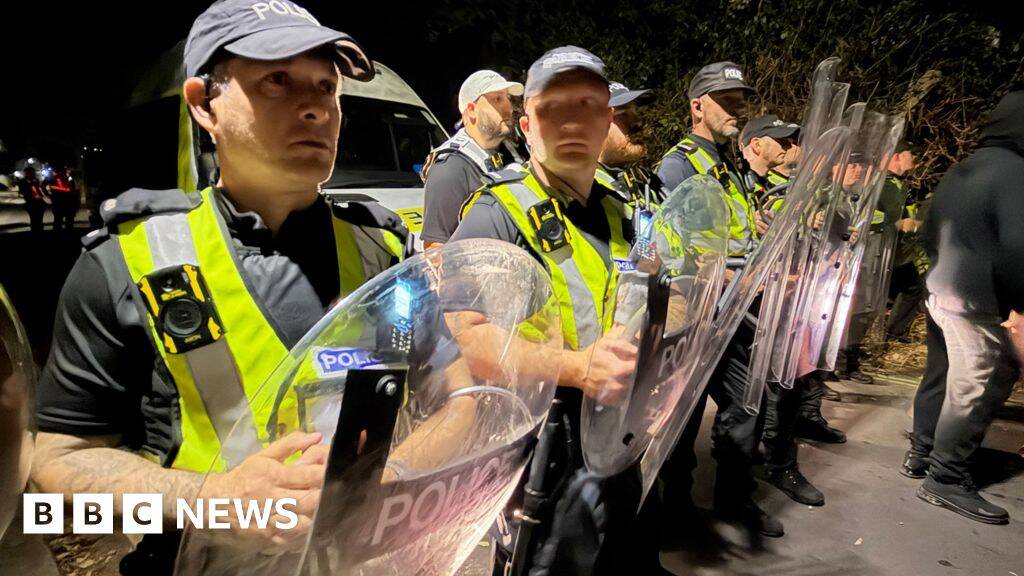 Minister condemns disorder at Portsmouth anti-migrant protest after police officers hurt