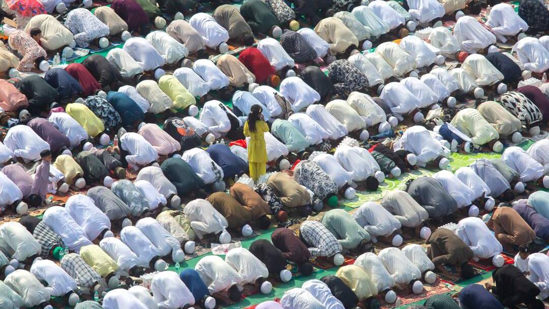 Muslims in India face crackdown on public Eid prayers amid threats