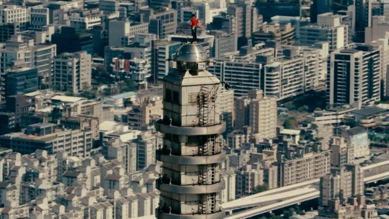 Climber Alex Honnold scales Taipei 101 skyscraper without ropes