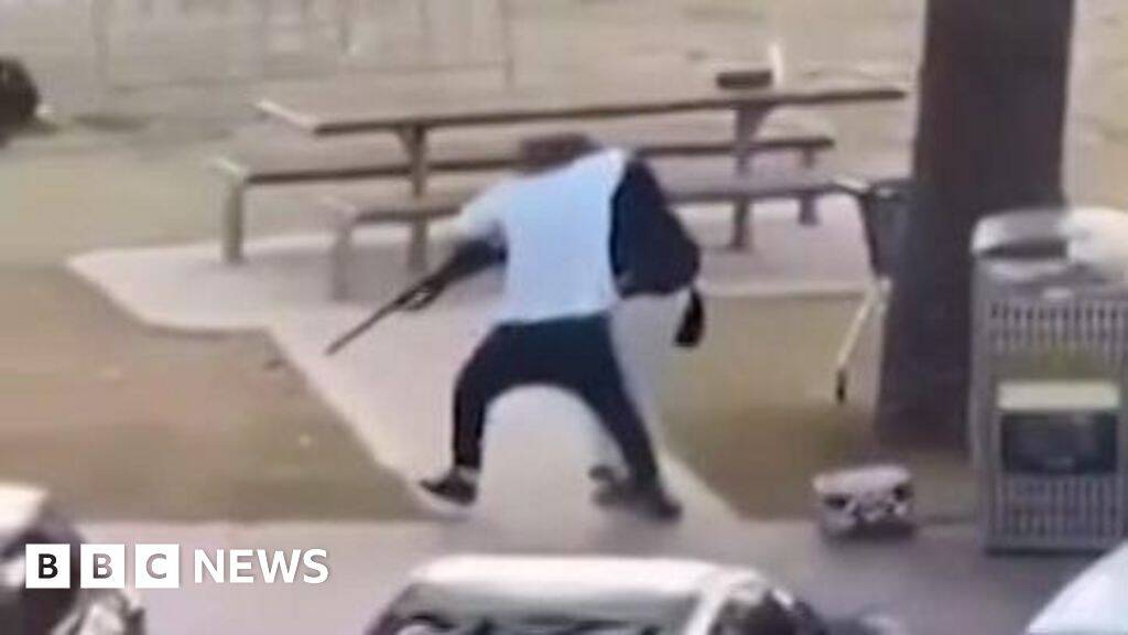 'Hero' who wrestled gun from Bondi shooter named as Ahmed al Ahmed