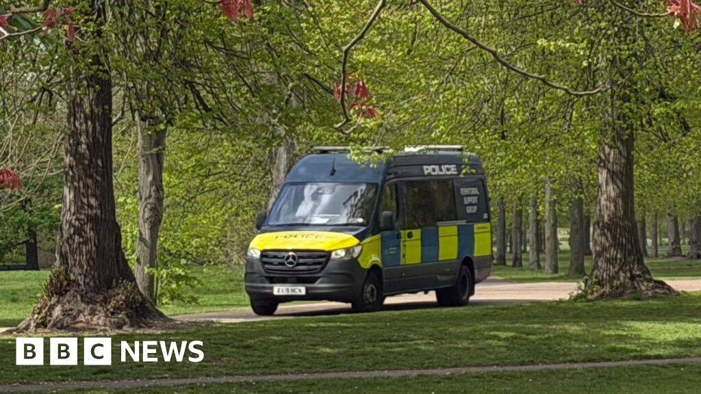 Kensington Gardens shut as police 'assess items'