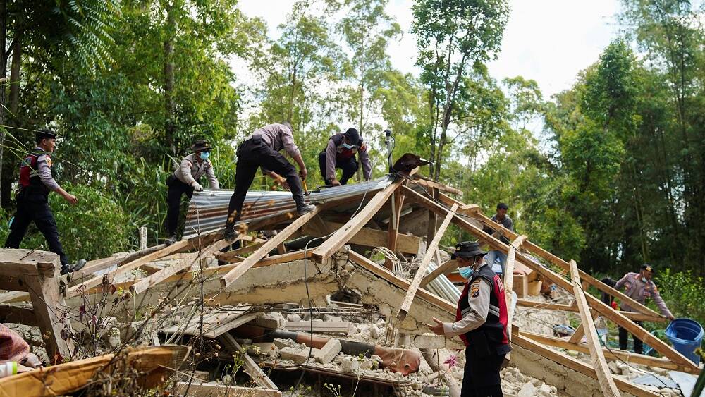 Thousands evacuate after Indonesia quake kills 51, cuts roads
