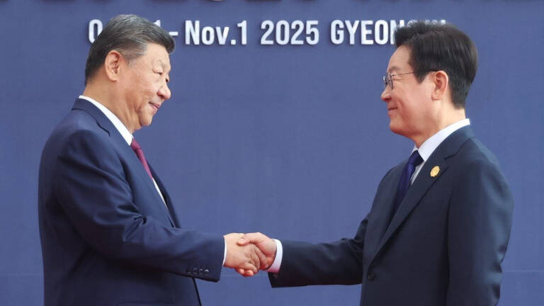 Xi Jinping Pledges to Defend Free Trade at APEC Summit