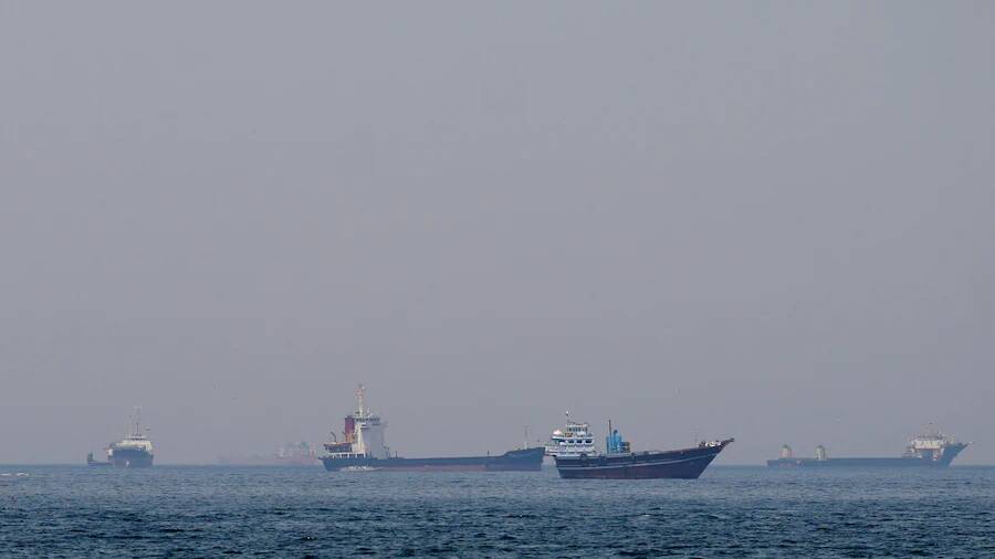 Iran Seizes Ships as Trump&rsquo;s Ceasefire Holds