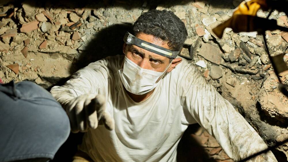 33 people rescued, thousands still missing after Venezuela quakes