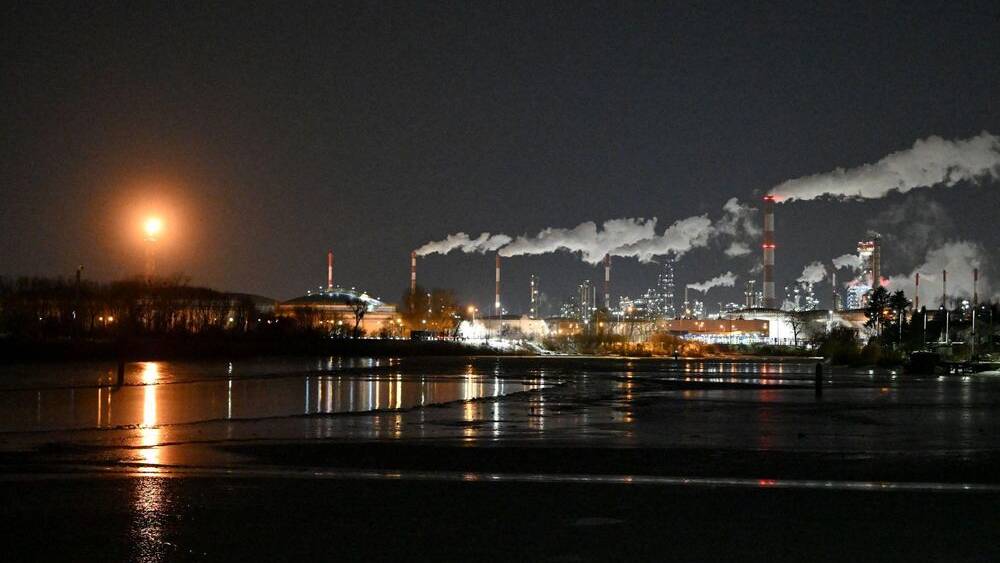 Oil extends gains and global stocks slide as Iran conflict disrupts energy flows