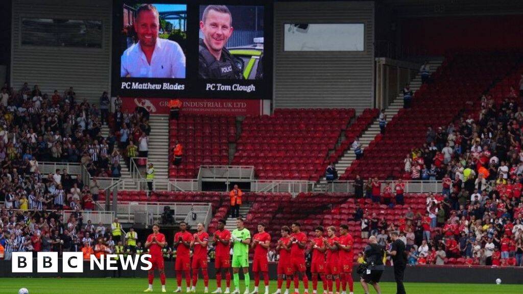 Football fans pay tribute to crash death officers