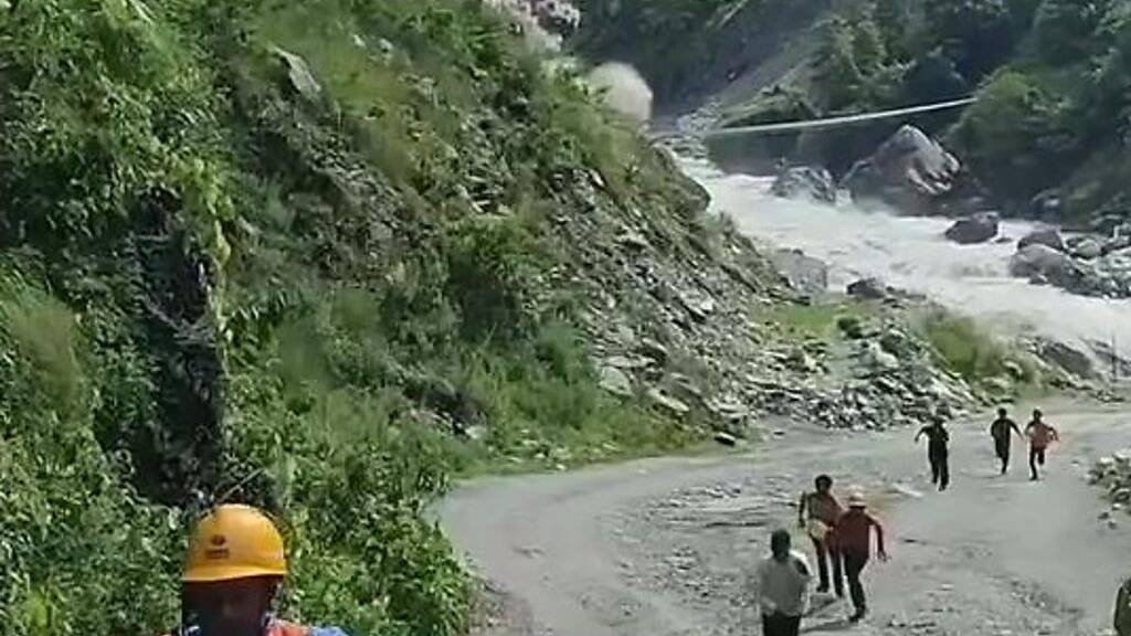 Worker films moment he escapes deadly Nepal floods