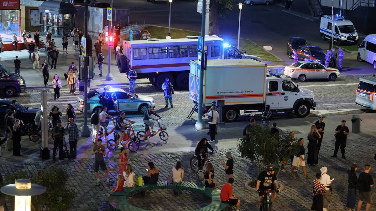 Authorities: Bomb kills 3, injures 21 in Moscow restaurant blast