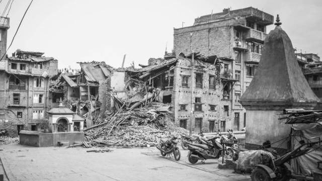 Major quake off Philippines kills at least 15, triggers tsunami warnings