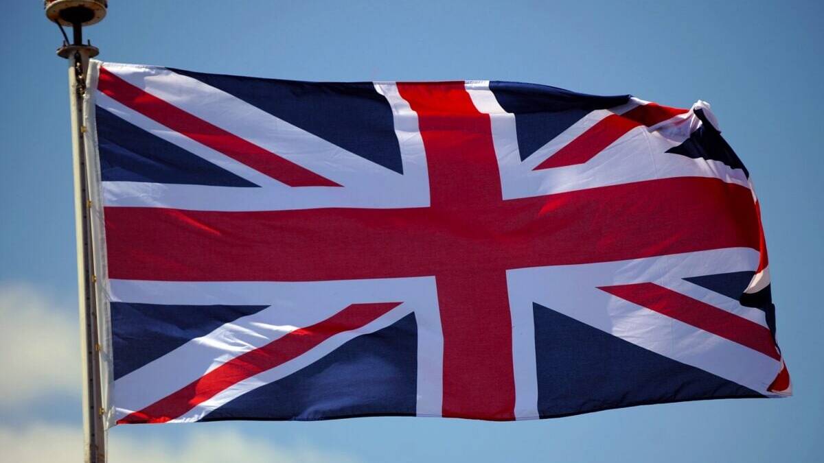 UK govt slams anti-migrant protests after unusual Channel crossing