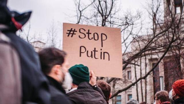 Russian strikes kill one, wound two dozen in Ukraine